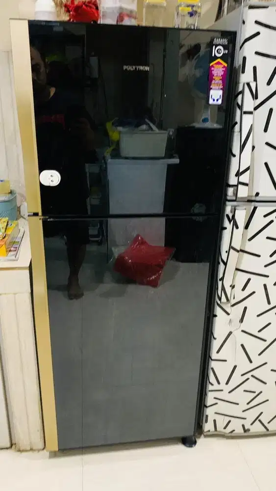 Kulkas 2 pintu polytron hitam gold