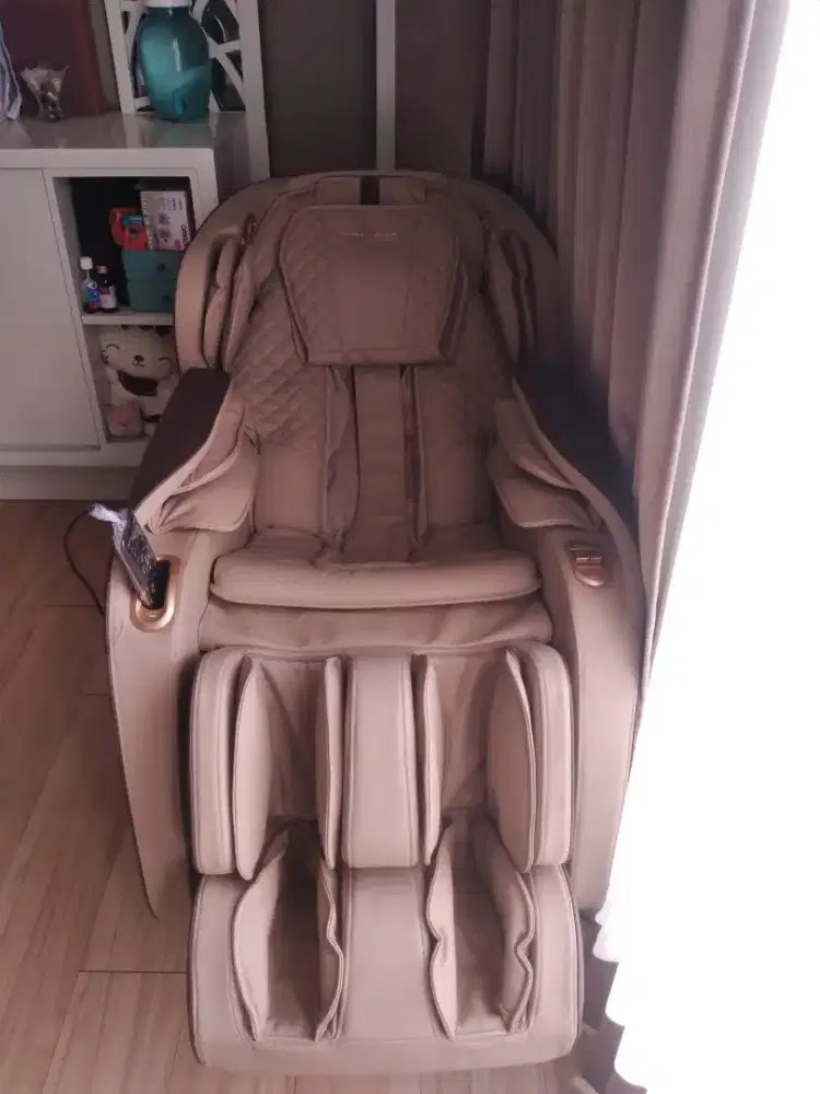 Kursi pijat warna cream