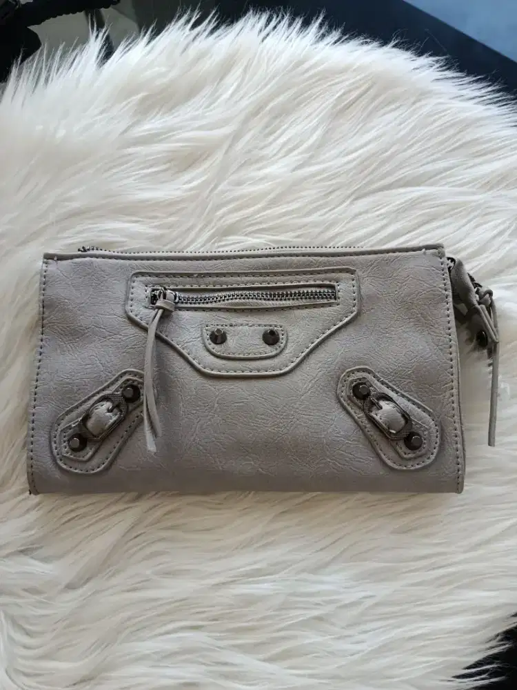 Tas Selempang Balenciaga