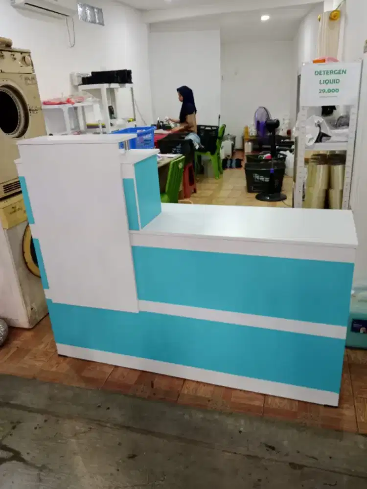 Meja kasir biru muda putih meja laundry