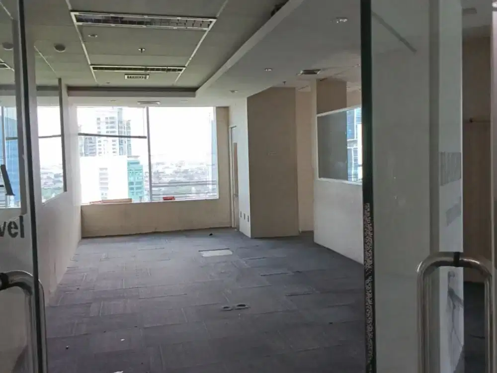SEWA KANTOR DI JAKARTA SELATAN KUNINGAN  114M2 PARTISI 150K NEGO