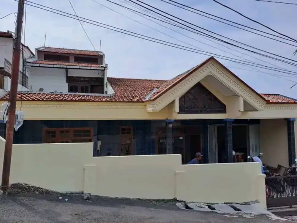 Rumah Untuk Keluarga Besar 6 Kamar Tidur di Semarang Barat