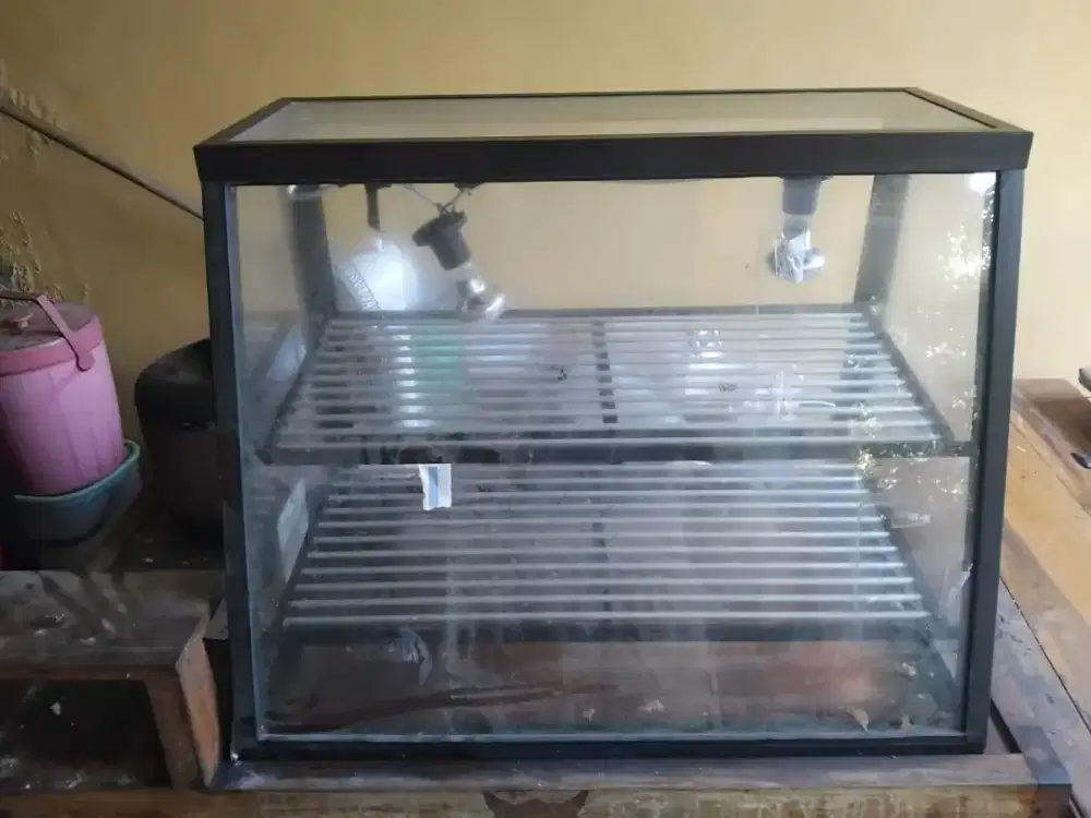 Etalase ayam crispy minus ganti lampu aja