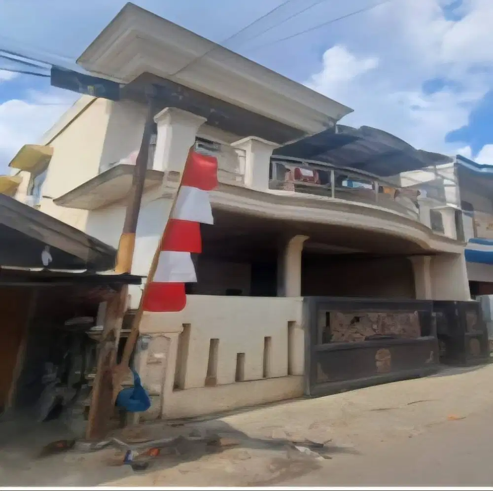 Rumah Tinggal Dua Lantai di Jalan Raden Patah