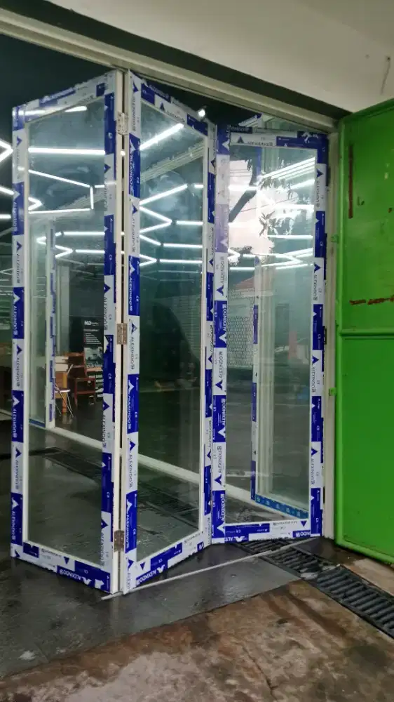 Kusen aluminium pintu kaca