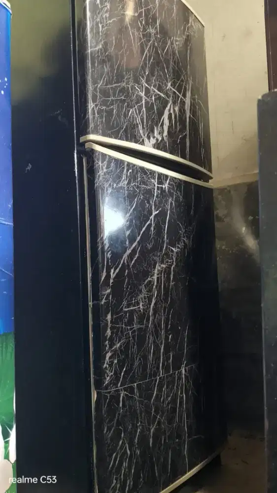 Kulkas bekas atau second 2 pintu merk Aqua nego tipis