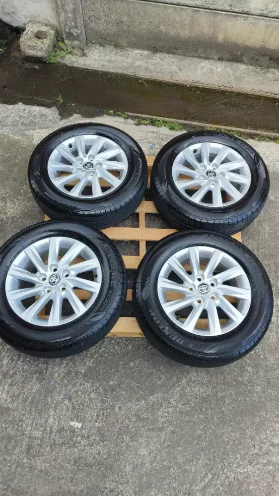 Jual Ban dan Velg, Rim 16. Original Innova Zenix G. Kondisi 99%