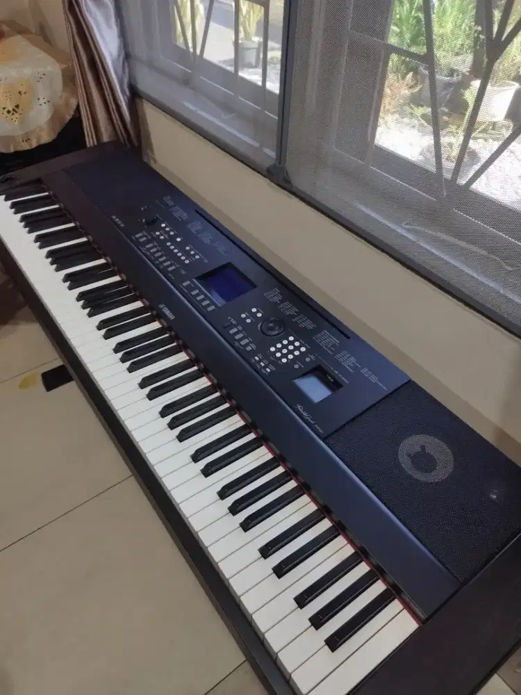 YAMAHA Portable Grand type DGX 650