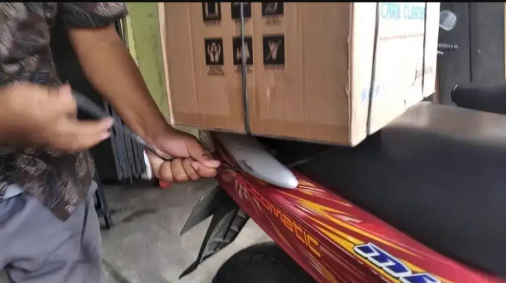 Karyawan Gudang Air Mineral