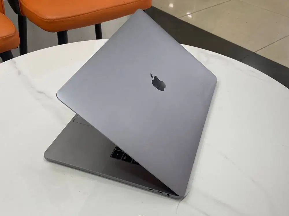 Macbook pro 2018 core i7 ram 16gb ssd 512gb VGA 4GB Gaming design 2nd