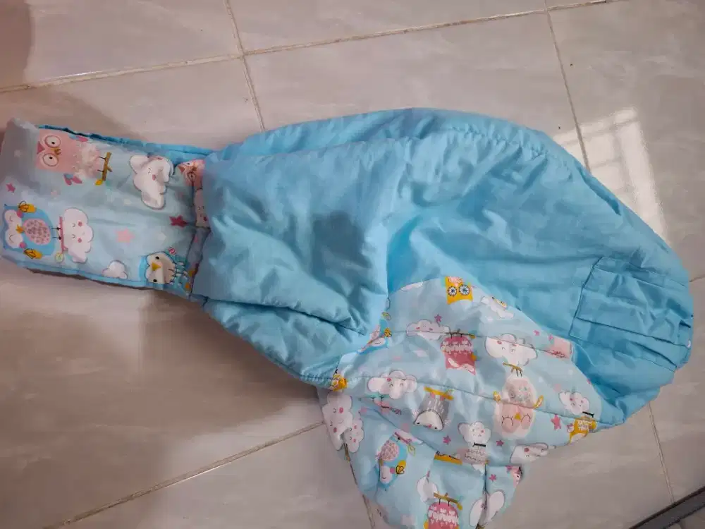 Gendongan bayi warna biru