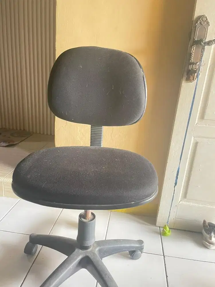 Kursi kantor warna hitam
