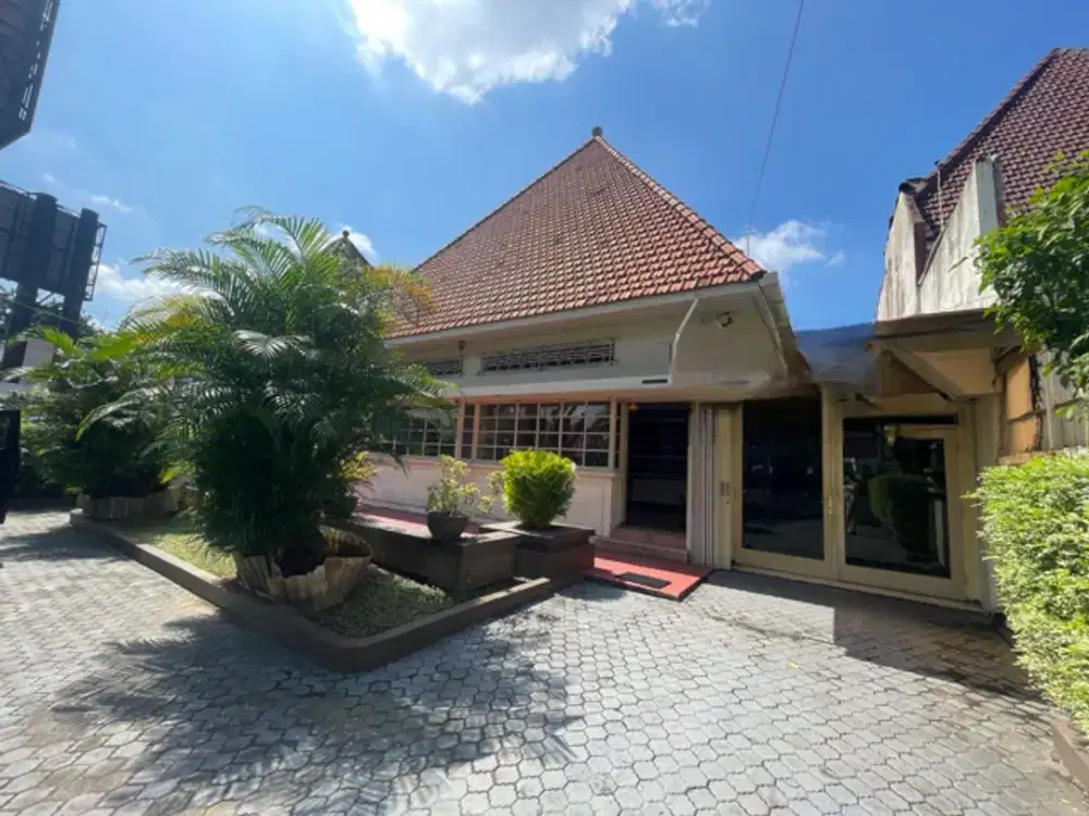 Rumah usaha Dijual model kolonial Belanda di pusat kota Surabaya