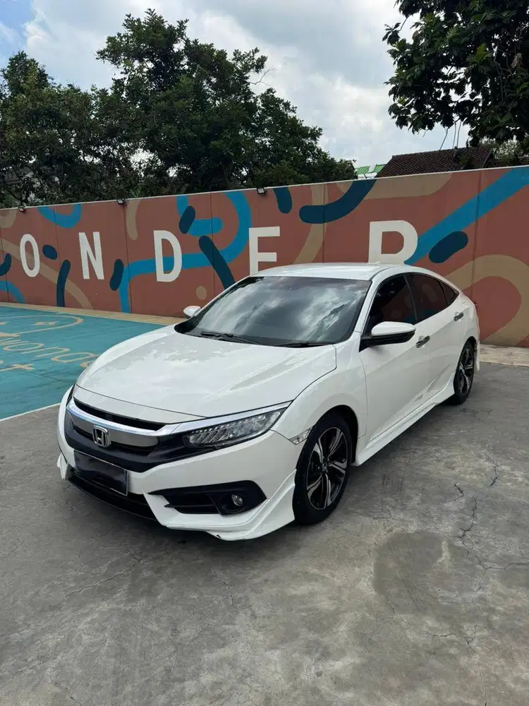 LOW KM - Honda Civic Prestige 2017