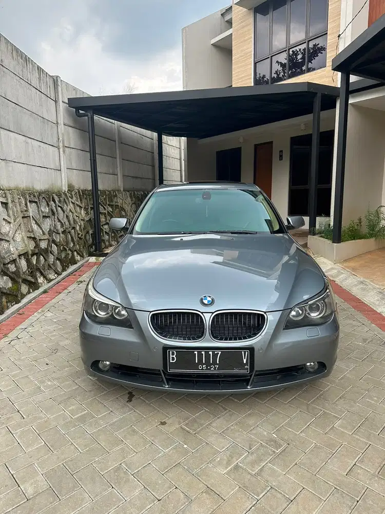 BMW E60 530i at 2005 sunroof grey on beige