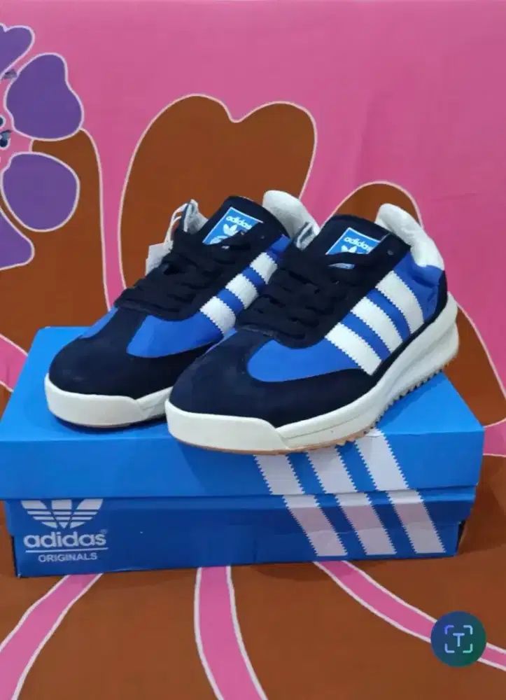 Adidas SL 72 Navy
Size 40