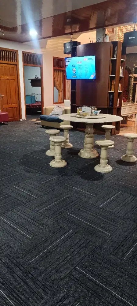 Karpet tile abu-abu tua garis