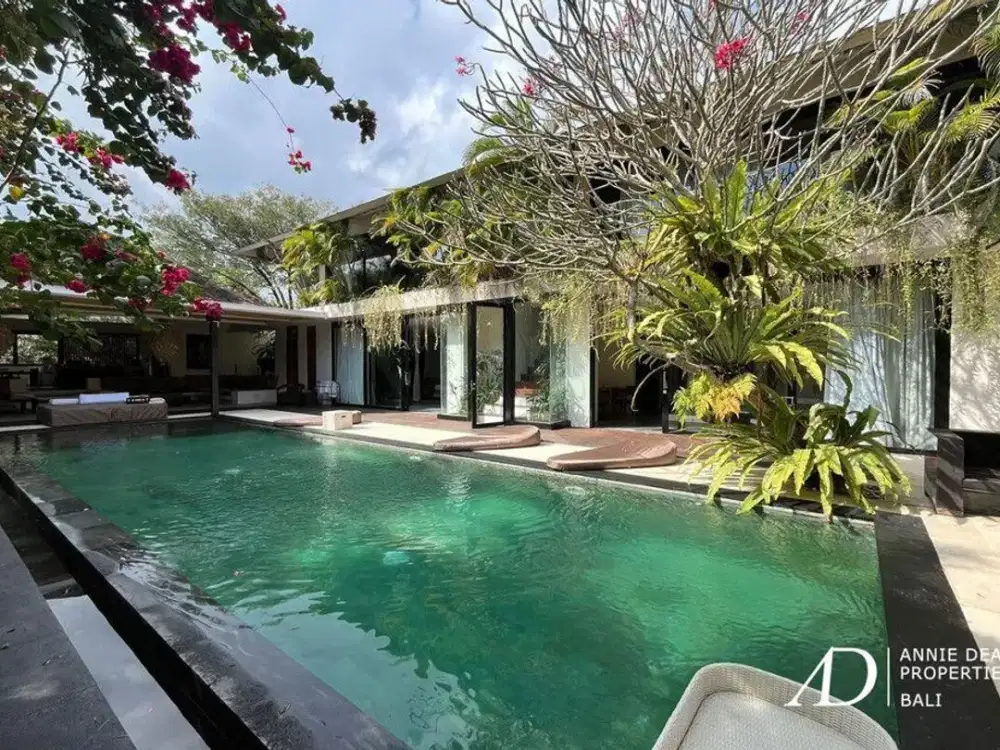 LEASEHOLD | 5-BEDROOM CONTEMPORARY VILLA IN BATU BELIG - CANGGU