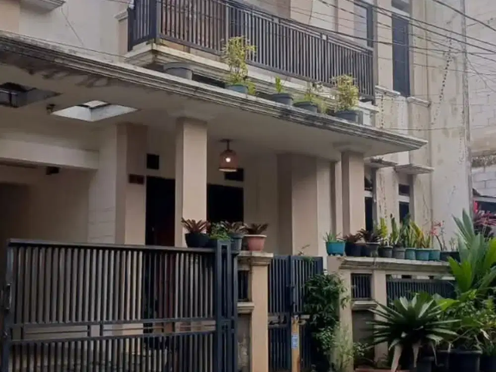 Dijual rumah 6 Kamar Siap Huni di Jalan Piranha III Depok