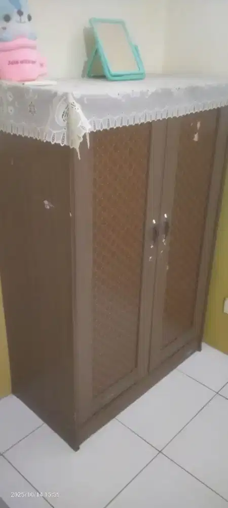 Lemari pakaian kecil