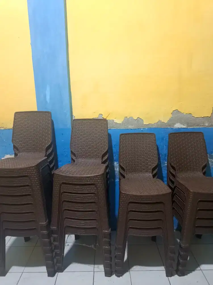 Kursi dan meja warkop