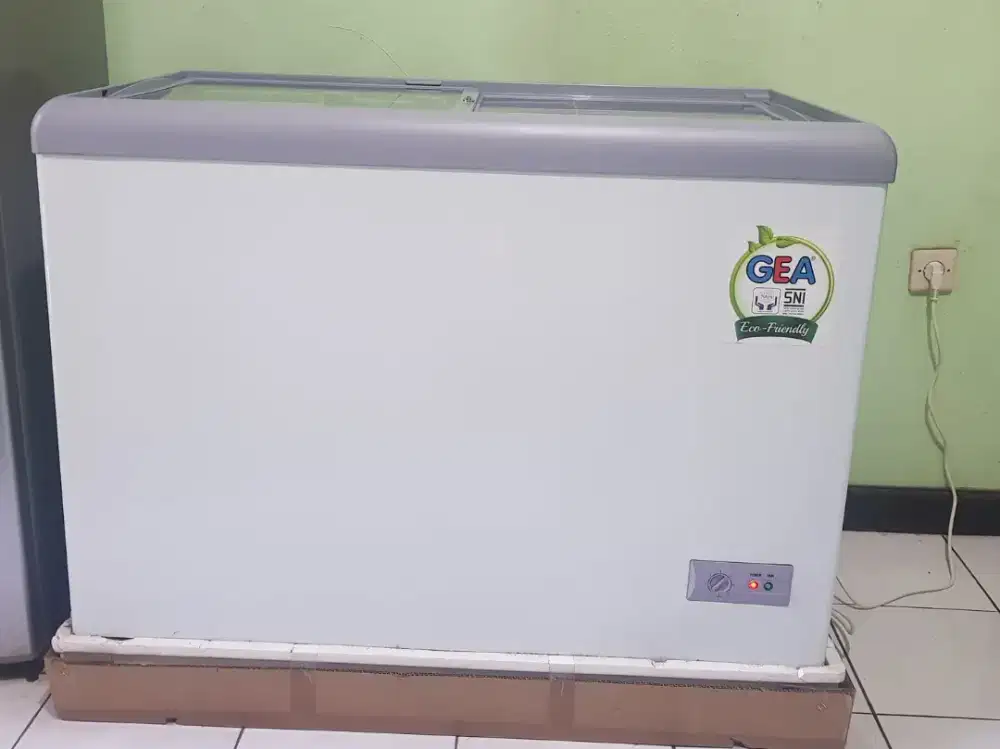 Freezer Mulus Sepert Baru: Sleeding Flat Glass Freezer GEA SD-256