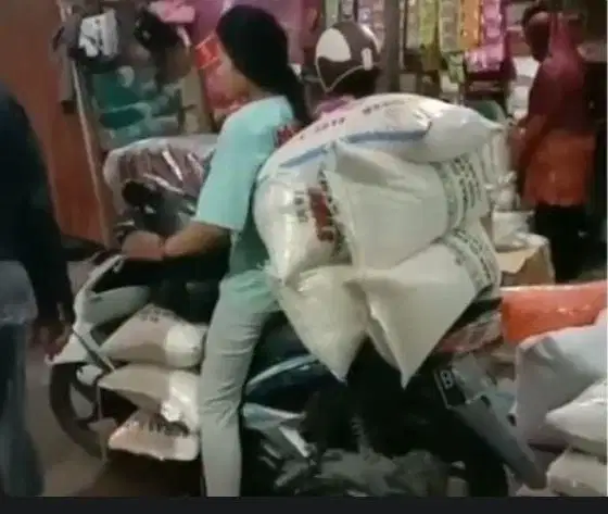 Driver motor angkut barang