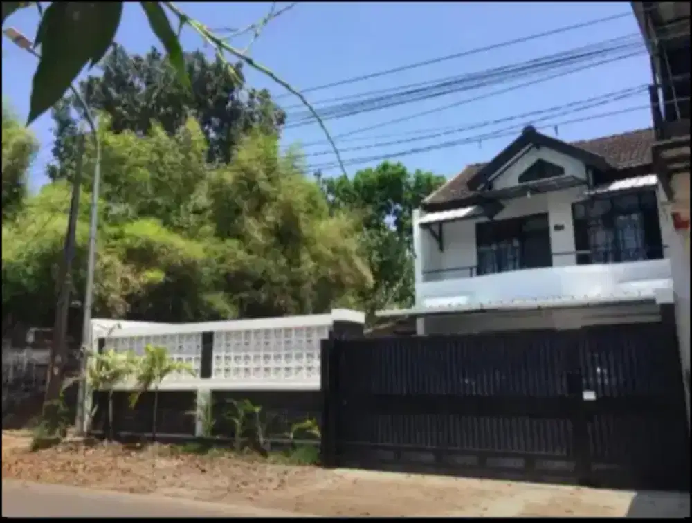 DISEWAKAN/DIJUAL  RUMAH PINGGIR JALAN