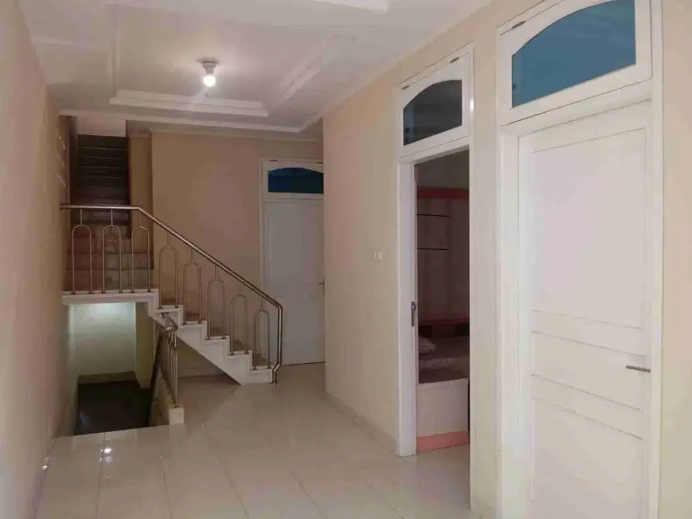 DI JUAL Rumah 3 Lantai Furnished Cocok Untuk KOST Dekat BINUS ANGGREK, Kemanggisan Jakarta Barat