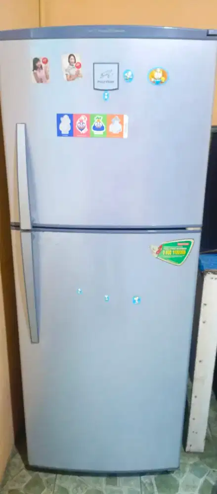 Unit kulkas type 2pintu merk Polytron dingin bagus murah