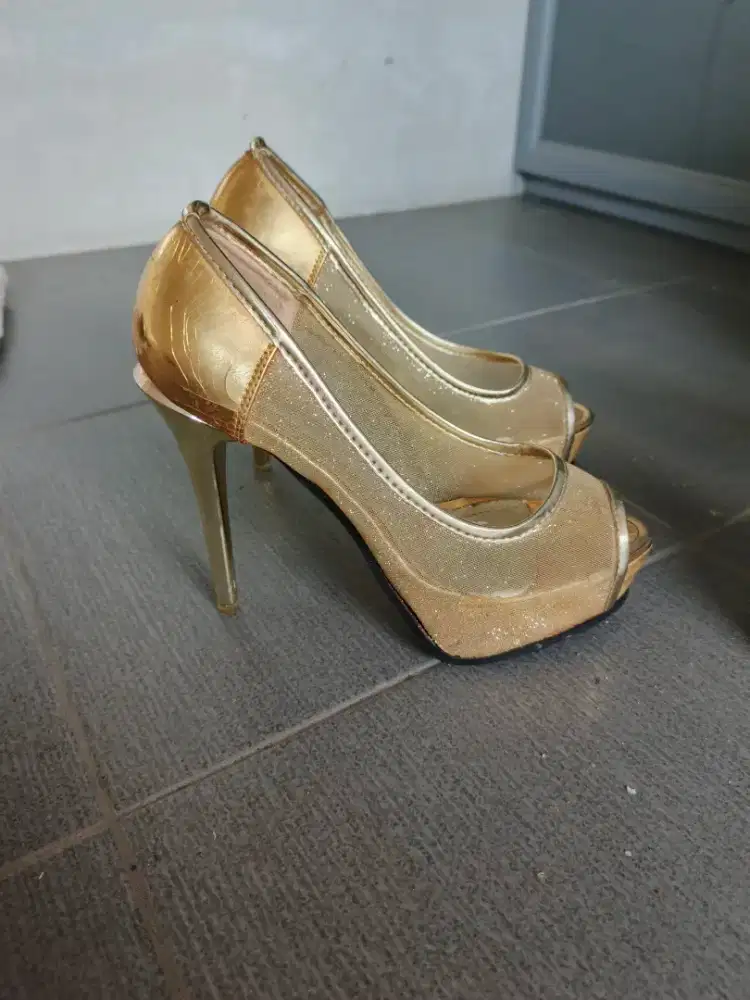 Sepatu high heel wanita