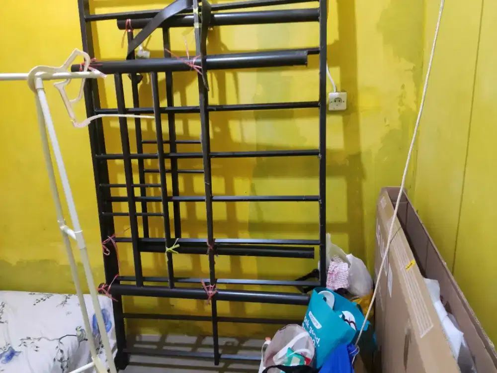 Jual ranjang besi masih bagus karena pindahan rumah jadi masih diiket
