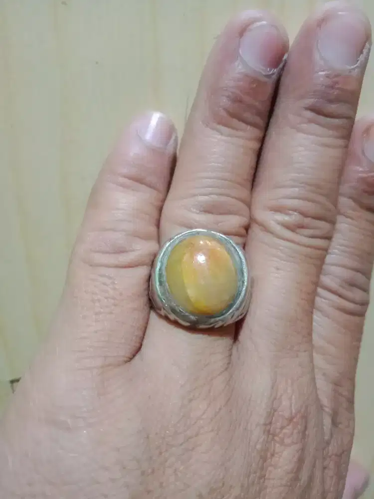 Cincin batu Ruby yellow