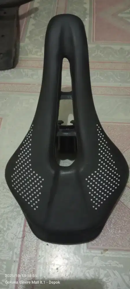 Sadel sepeda bolong dan peer