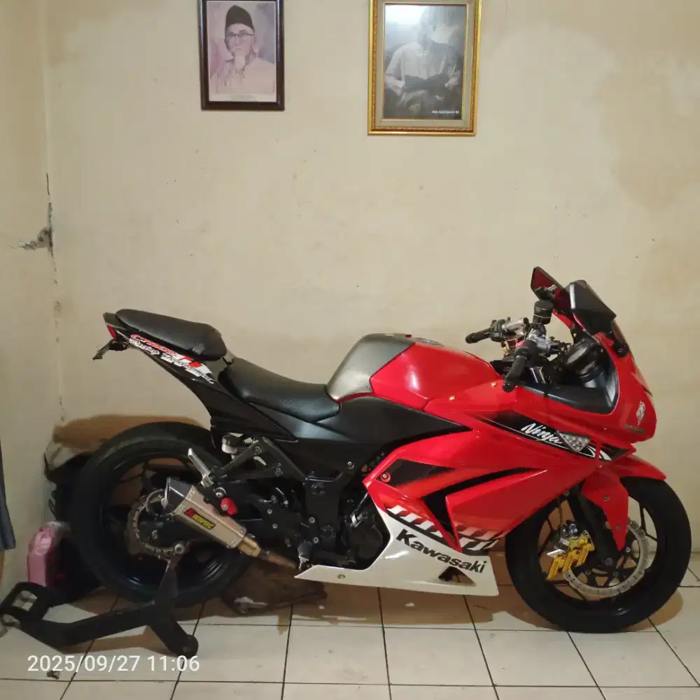 Di jual ninja 250R karbu 2011 lengkap pajak off plat hidup