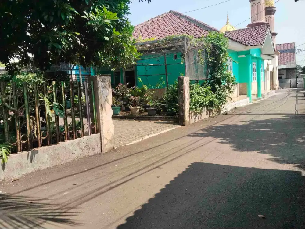 Di Jual Rumah serta Kebun luas 726m2 cocok buat Kos Kosan dekat kampus Politeknik Kesehatan jatiwarna.