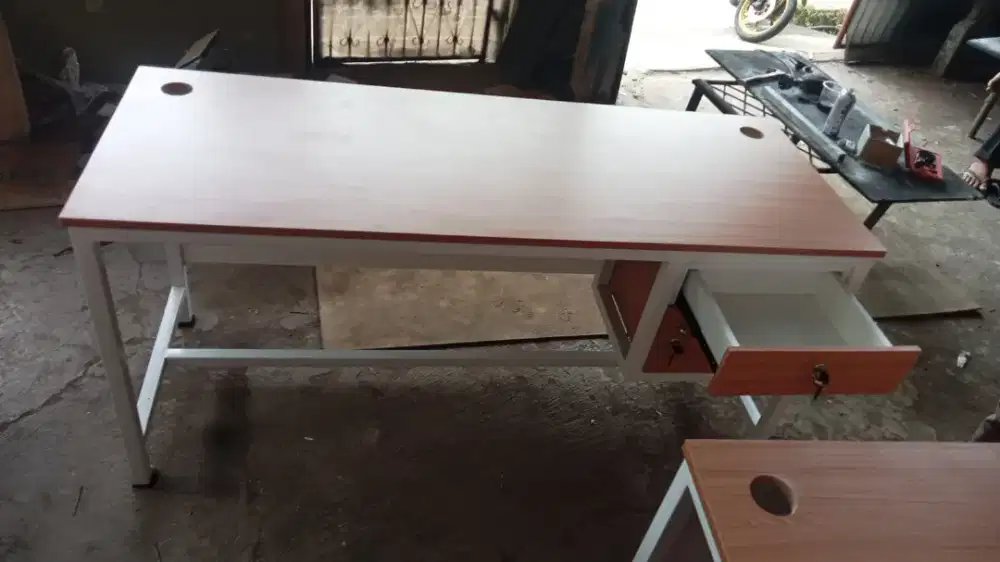 Meja kerja laci dan tutup depan ukuran 150*60*75