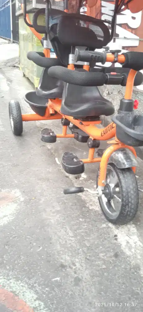 sepeda dorong anak roda tiga (Strolee)