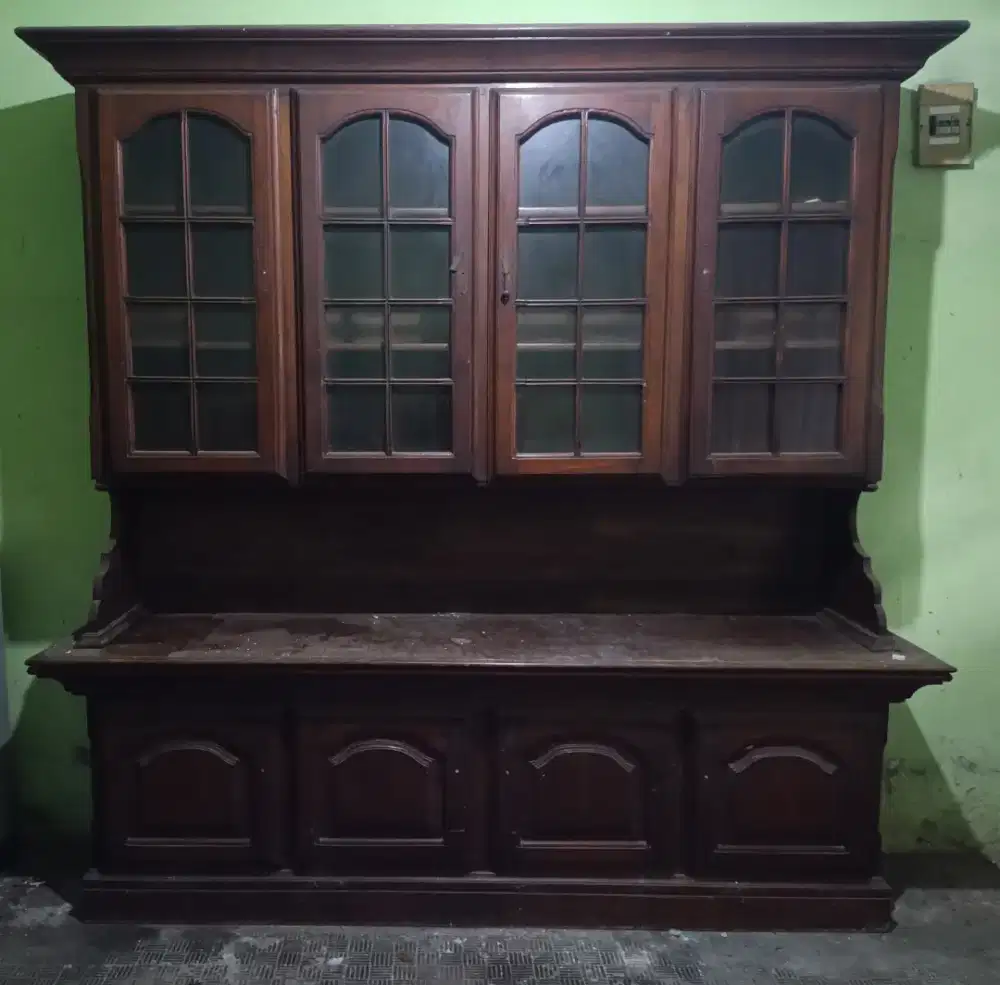 Lemari pajangan kayu jati