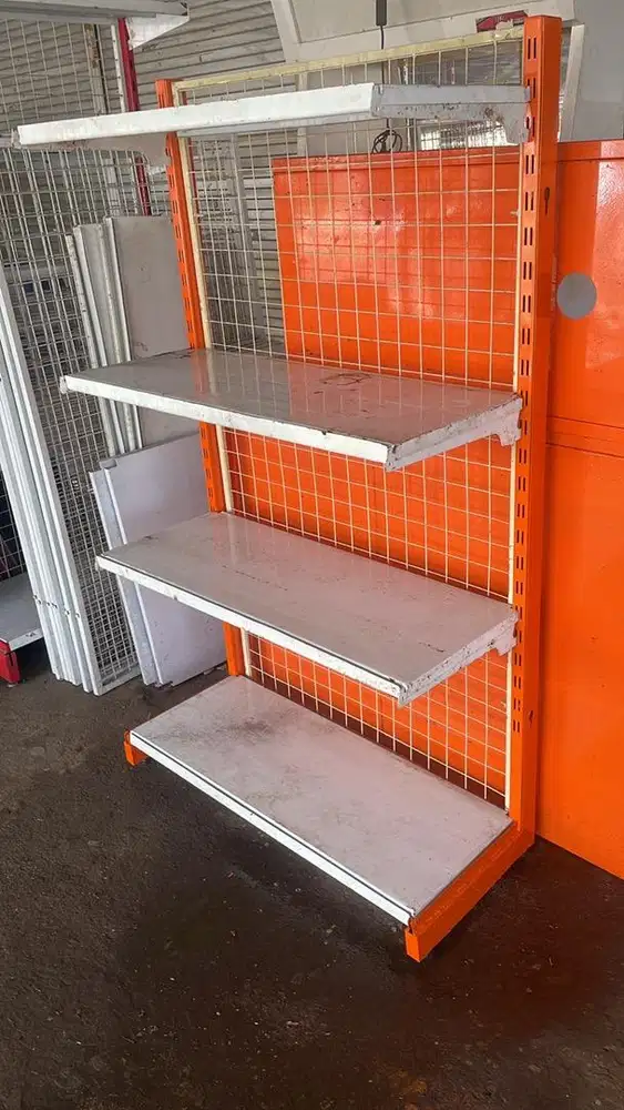 Rak gondola dan meja kasir bekas