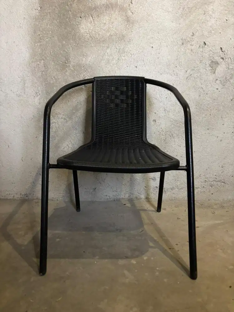 Kursi besi warna hitam