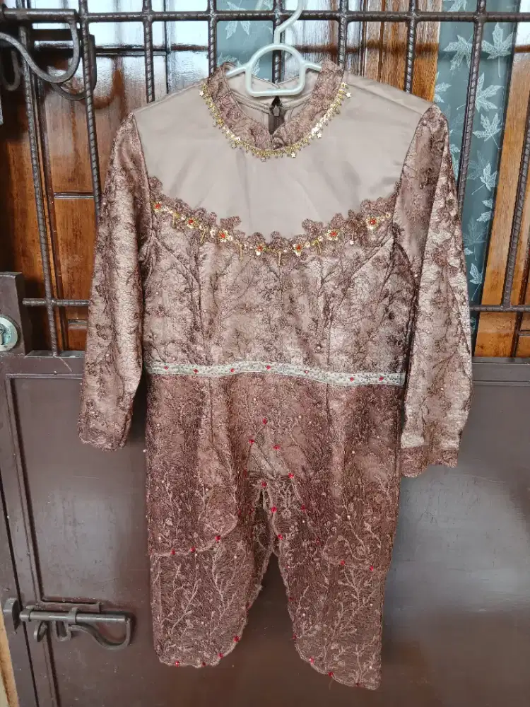 Atasan berukat untuk pesta