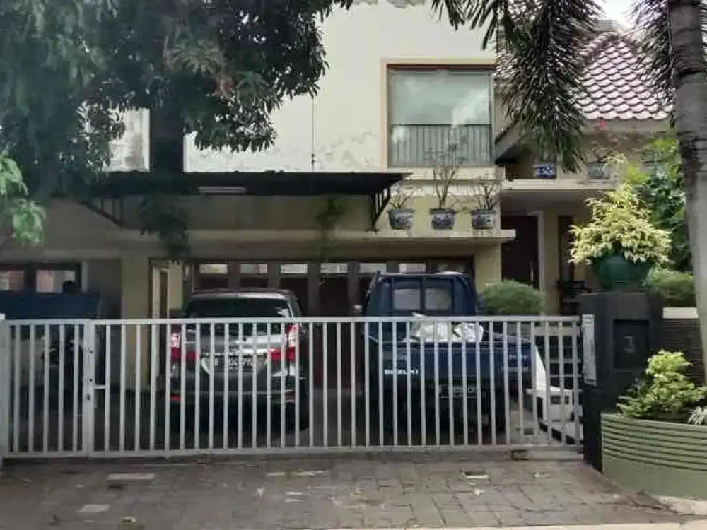 Rumah Dengan Taman Yang Lega di Taman Senayan Bintaro