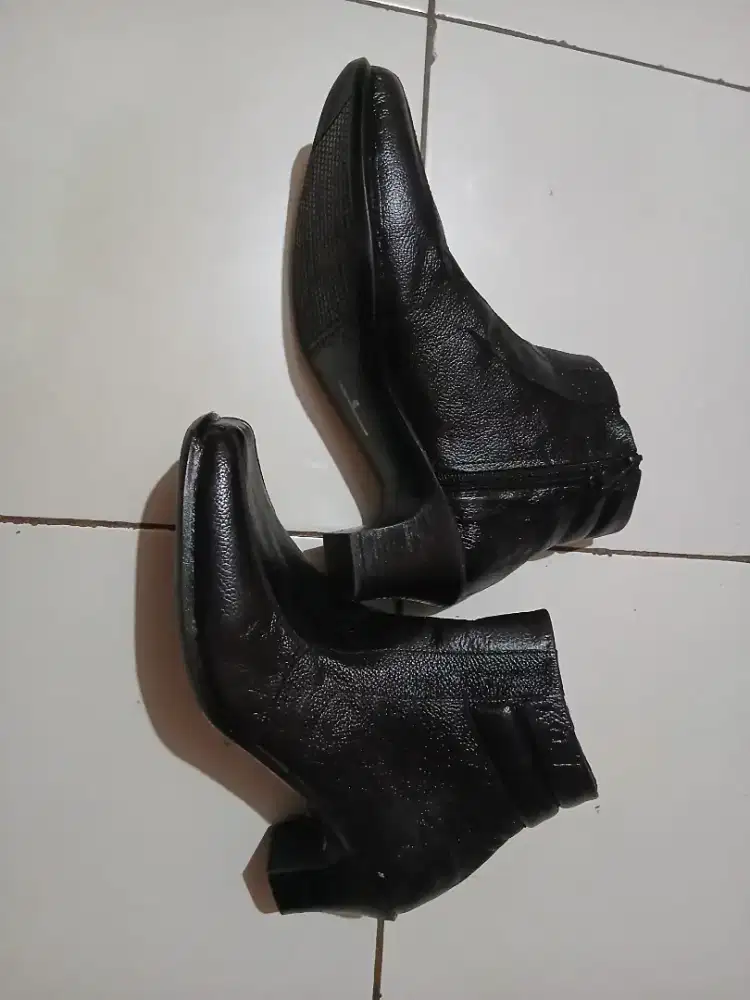 sepatu boots wanita ukuran 38 cocok untuk bekerja dan yg suka fasion