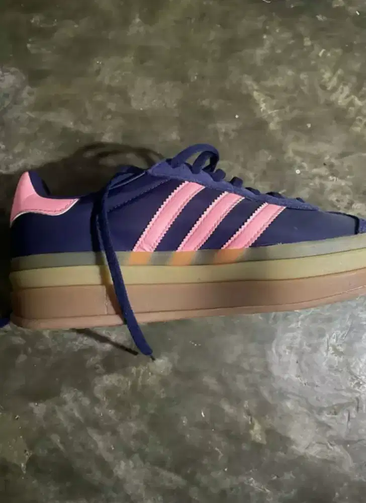 Gazelle woman biru pink