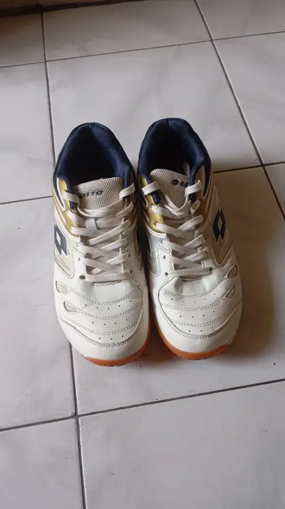 Sepatu Lotto white byson