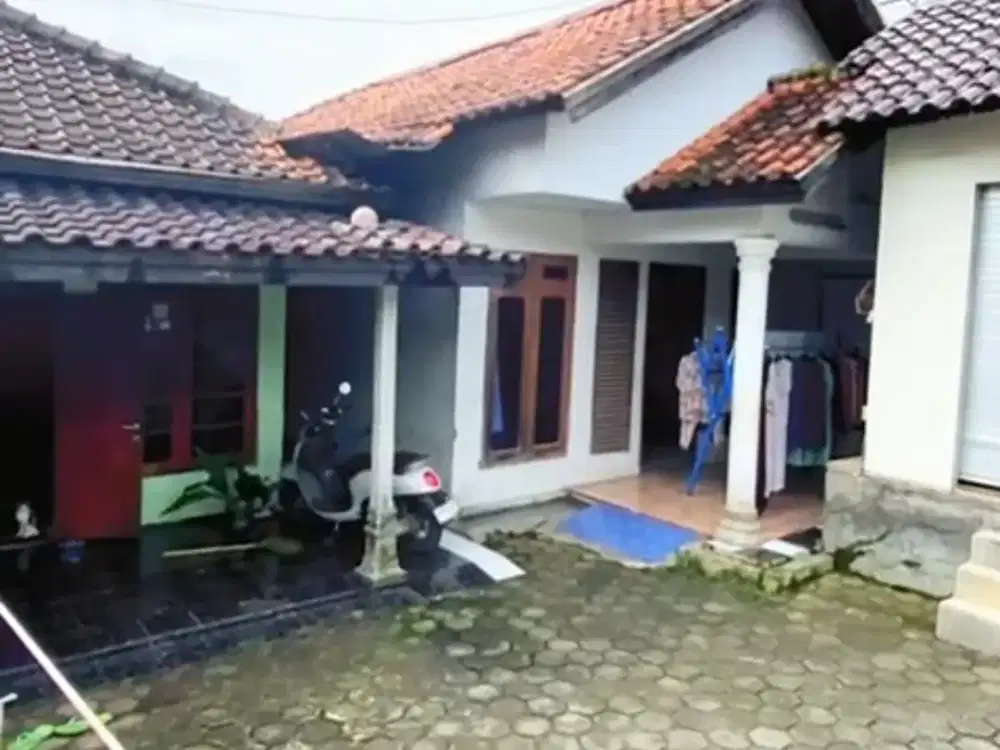 Rumah pinggir jalan raya padat penduduk