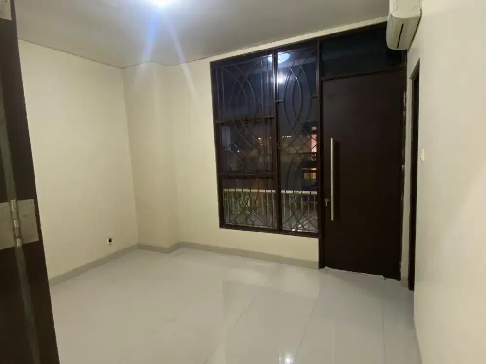 Rumah 2 Lt Semi Furnish  Di Cluster Cosmo Estate