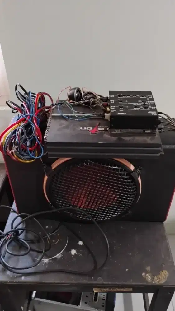 Amplifier skeleton dan subwoofer 12 in