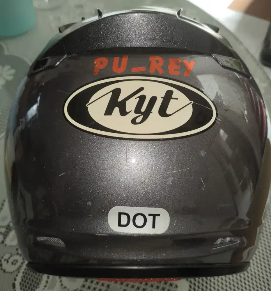 Helm merk KYT warna Abu Metalik